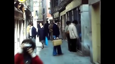 Venedik, Veneto 24 Mayıs 1980: Venedik turistleri 1980 'lerde şehri ziyaret ettiler