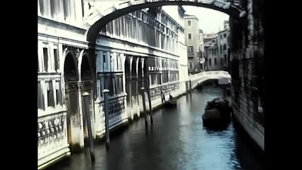 Veneza Veneto Maio 1980 Itália Gondola Remo Barco Com Turista — Vídeo de Stock