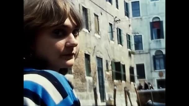 Βενετία Βένετο Μαΐου 1980 Νεαρή Γυναίκα Γόνδολα Πλέει Κάτω Από — Αρχείο Βίντεο