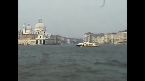 ヴェネツィア ヴェネト1980年5月24日 ゴンドラと船による1980年代のヴェネツィアの映像 — ストック動画
