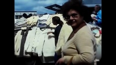 Lizbon, İspanya 18 Haziran 1970: Lisbon 70 'lerde elbise tezgahı satıcısı