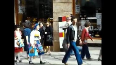 Lizbon, İspanya 18 Haziran 1970: 70 'lerde İspanyol klasik elbiseli kadınlar sokakta