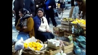 Lizbon, İspanya 18 Haziran 1970: Lizbon açık hava meyve ve sebze pazarı 70 yıl