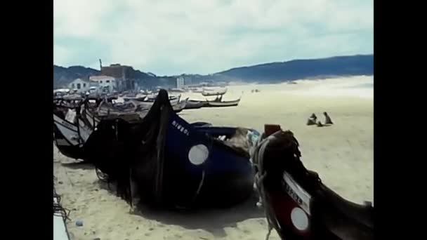 Lisboa España Junio 1970 Playa Con Barcos Madera Pescadores Años — Vídeos de Stock