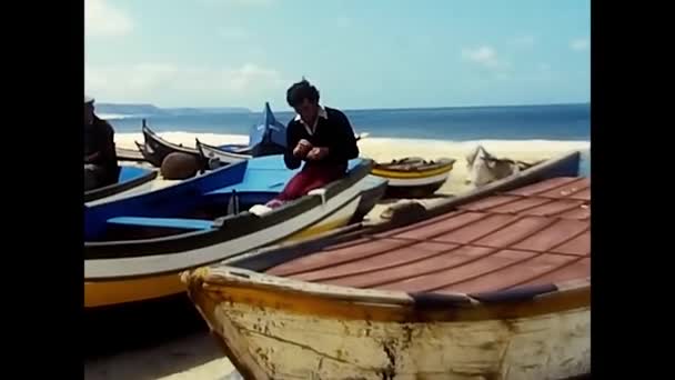 Lisbonne Espagne Juin 1970 Pêcheur Répare Son Filet Pêche — Video