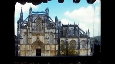 Lizbon, İspanya 18 Haziran 1970: Seyyahlar Fatima Sığınağı adına mum yakıyor