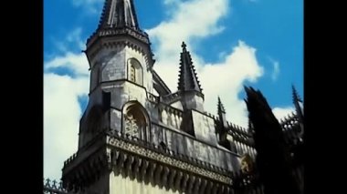 Lizbon, İspanya 18 Haziran 1970: Seyyahlar Fatima Sığınağı adına mum yakıyor