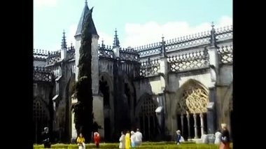 Lizbon, İspanya 18 Haziran 1970: Seyyahlar Fatima Sığınağı adına mum yakıyor