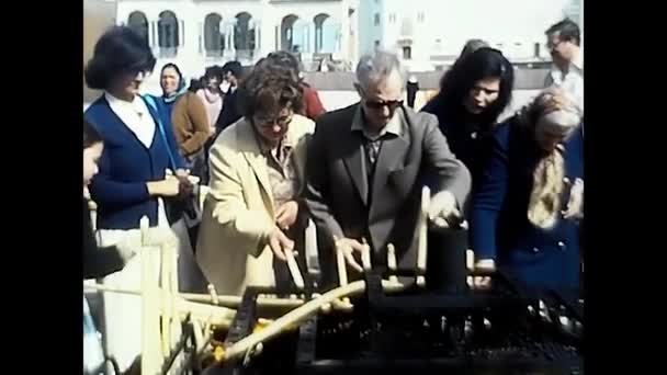 里斯本 1970年6月18日 朝圣者以信仰法蒂玛圣地的名义点燃蜡烛 — 图库视频影像