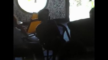 Maldivler, Hint Okyanusu 14 Ağustos 1985: Maldivler 'deki barda 80' lerin gitarını çalıp şarkı söyleyen bir grup insan