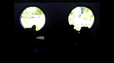 Maldivler, Hint Okyanusu 14 Ağustos 1985: Maldivler 'deki barda 80' lerin gitarını çalıp şarkı söyleyen bir grup insan