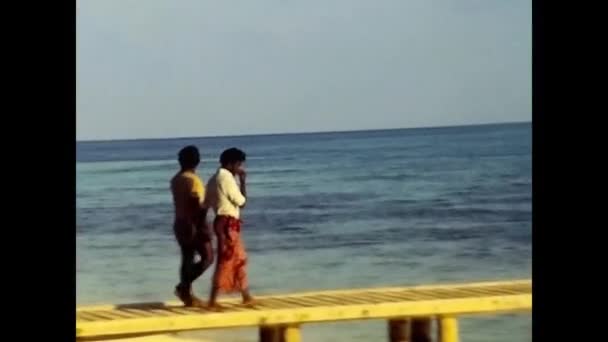 Maldivas Océano Índico Agosto 1985 Dos Chicos Caminan Pasarela Playa — Vídeo de stock