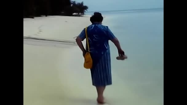 Maldivler Hint Okyanusu Ağustos 1985 Lerin Maldivlerinde Sahildeki Yaşlı Kadın — Stok video