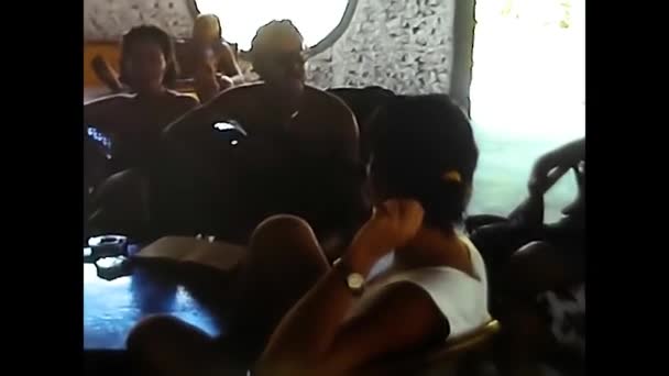1985年8月14日インド洋のモルディブのバーで80年代のギターを歌い演奏する人々のグループ — ストック動画