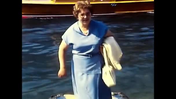 Meer Groot Piemonte Mei 1980 Vrouw Vakantie Aan Het Meer — Stockvideo