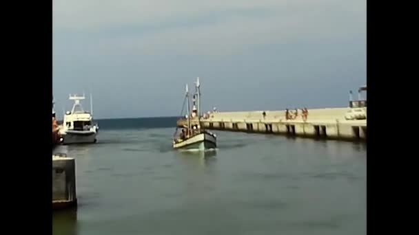 少校湖 皮德蒙特 1980年5月17日 渔船抵达80年代港口 — 图库视频影像