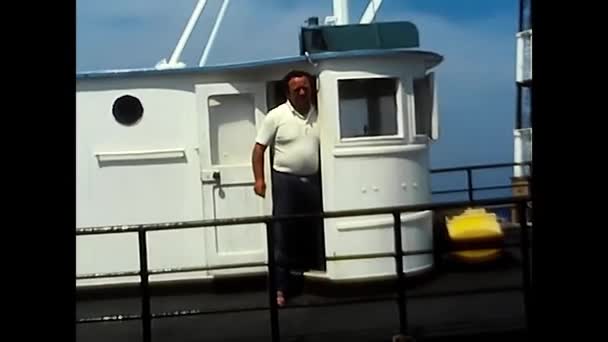 Büyük Göl Piedmont Mayıs 1980 Kabinin Dışındaki Bir Teknedeki Adam — Stok video