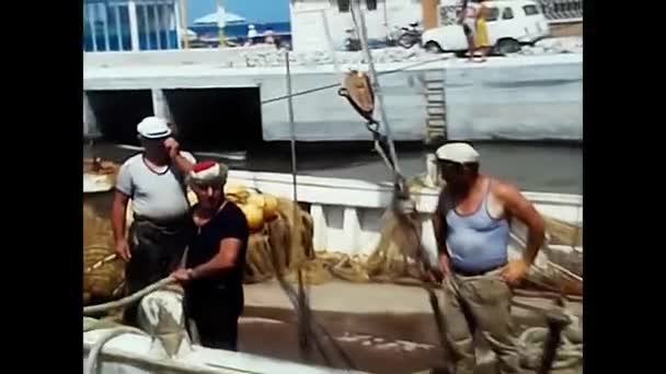 Lake Major Пьемонт Мая 1980 Мужчины Привязывают Лодку Порту — стоковое видео
