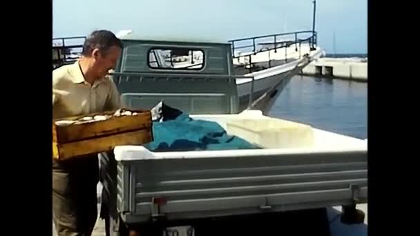 Lake Major Piedmont Може Бути 1980 Людина Завантажує Ящики Вантажівки — стокове відео