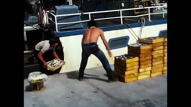 Lake Major Piedmont 1980 Чоловіки Розвантажують Рибні Ящики Човна — стокове відео