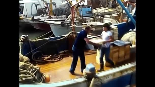 Μαΐου 1980 Άνδρες Ξεφορτώνουν Κιβώτια Ψαριών Από Σκάφος — Αρχείο Βίντεο