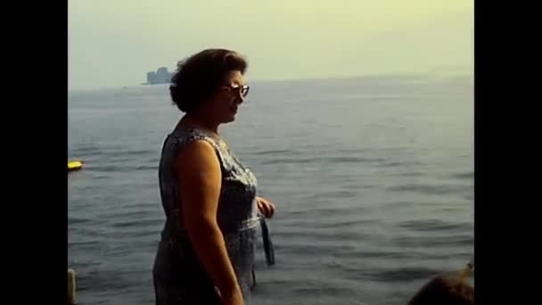少校湖 皮德蒙特 1980年5月17日 1980年代妇女在Maggiore湖度假 — 图库视频影像
