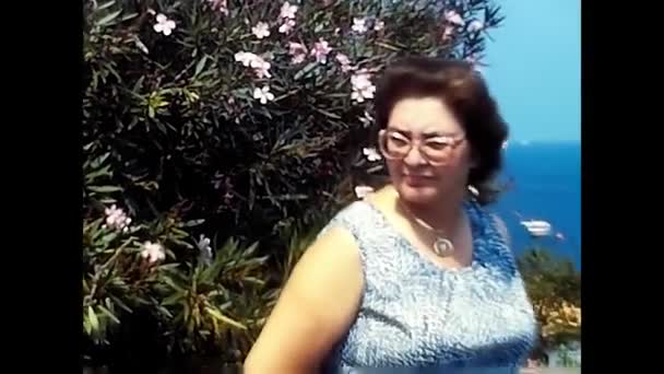 少校湖 皮德蒙特 1980年5月17日 1980年代妇女在Maggiore湖度假 — 图库视频影像