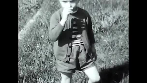 Milan Italia Mayo 1960 Niño Juega Prado Blanco Negro — Vídeo de stock