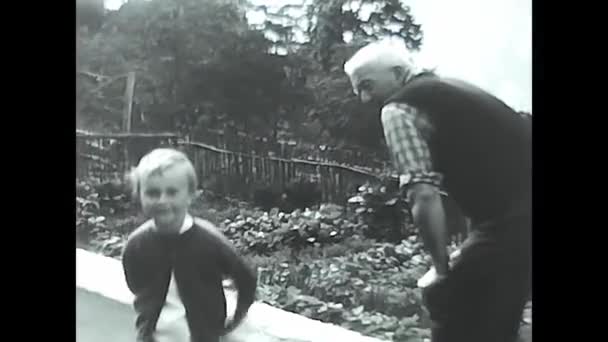 Milan Italie Mai 1960 Grand Père Petit Fils Jouent Extérieur — Video