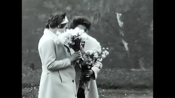 Milan Itália Maio 1960 Pessoas Passam Momentos Felizes Nas Montanhas — Vídeo de Stock