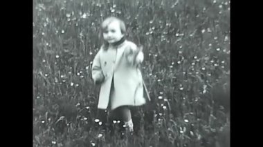 Milan, İtalya 10 Mayıs 1960 İnsanlar 60 'ların siyah ve beyaz dağlarında mutlu anlar geçirirler.