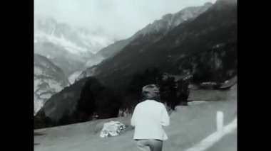 Milan, İtalya 10 Mayıs 1960 İnsanlar 60 'ların siyah ve beyaz dağlarında mutlu anlar geçirirler.