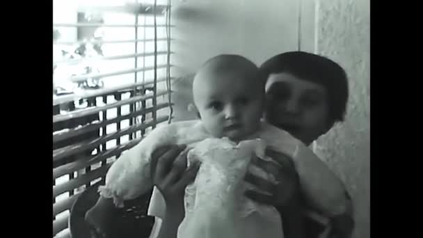 Mediolan Włochy Maja 1960 Dziecko Ramionach Czerni Bieli Latach Tych — Wideo stockowe