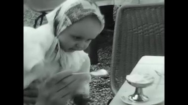 Milan, İtalya 10 Mayıs 1960: Anne siyah beyaz 60 'lı yaşlarda bir çocuğa dondurma yediriyor.