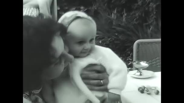 Milan Ιταλία Μαΐου 1960 Μωρό Στην Αγκαλιά Μαύρο Και Άσπρο — Αρχείο Βίντεο