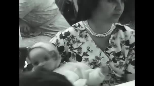 Milan Италия Мая 1960 Ребенок Руках Черно Белым 1960 — стоковое видео