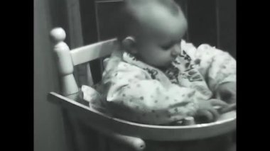 Milan, İtalya 10 Mayıs 1960: Küçük çocuk tavuk kemiği yiyor siyah ve beyaz 60 'lar