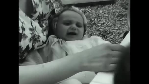 Milan Ιταλία Μαΐου 1960 Μωρό Στην Αγκαλιά Μαύρο Και Άσπρο — Αρχείο Βίντεο