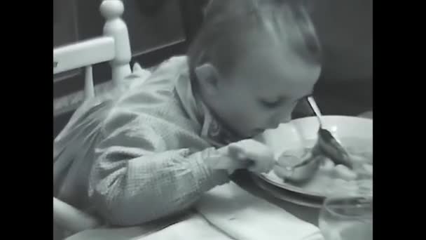 탈리는 1960 흰색으로 숟가락으로 식탁에서 식사를 — 비디오