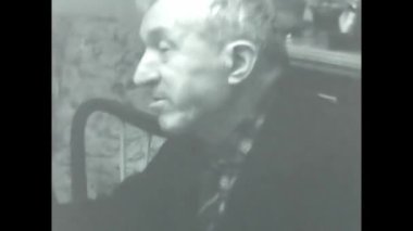 Milan, İtalya 10 Mayıs 1960: Büyükbaba siyah beyaz 60 'lı yıllarda masada yemek yiyor.