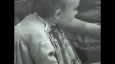 Milan, İtalya 10 Mayıs 1960: Siyah beyaz 60 'lı yıllarda kaşıkla yemek yiyen küçük bir kız.