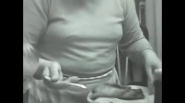 Milan, İtalya 10 Mayıs 1960: Anne oğlunu 60 'lı yaşlarda besliyor.