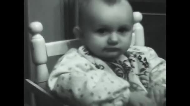 Milánó Olaszország 1960 Május Kisgyermek Csirkecsontot Eszik Fekete Fehér Évek — Stock videók