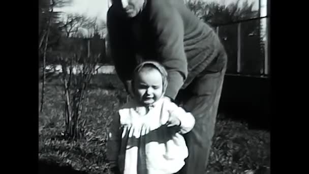 Milano Maggio 1960 Bambino Cerca Camminare Con Nonno Bianco Nero — Video Stock