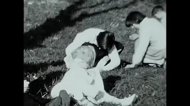 Milan Italien Maj 1960 Barn Leker Ängen Svartvitt Tal — Stockvideo