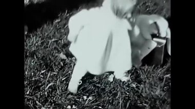 Milan, İtalya 10 Mayıs 1960: Siyah ve beyaz 60 'lı yaşlarda çocuk çayırda oynuyor