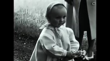 Milan, İtalya 10 Mayıs 1960: Siyah ve beyaz 60 'lı yaşlarda çocuk çayırda oynuyor