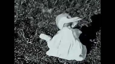 Milan, İtalya 10 Mayıs 1960: Siyah ve beyaz 60 'lı yaşlarda çocuk çayırda oynuyor