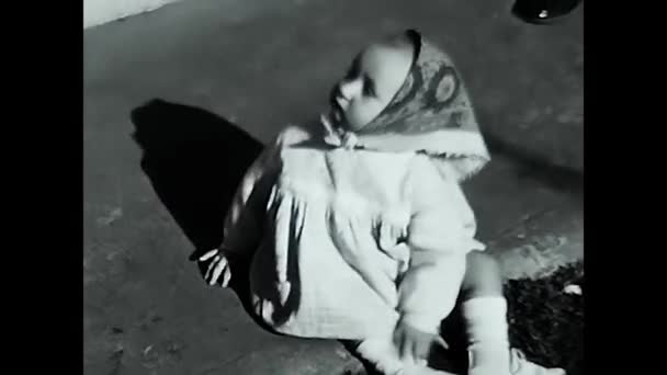 Milano Maggio 1960 Bambino Gioca Nel Prato Bianco Nero Anni — Video Stock