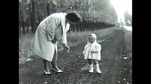 イタリアのミラノ1960年5月10日 黒と白の60年代の田舎道の母親と少女 — ストック動画